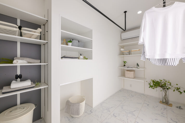 ランドリーのアイデア収納がある家