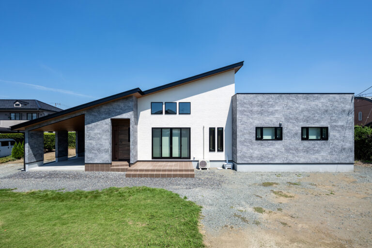 オープンタイプのガレージがある平屋