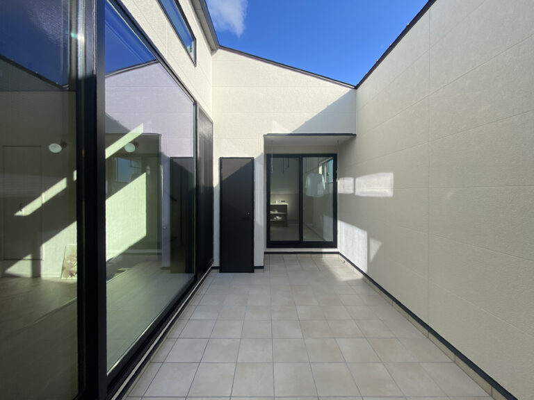 タイルデッキを囲う「コの字」の平屋